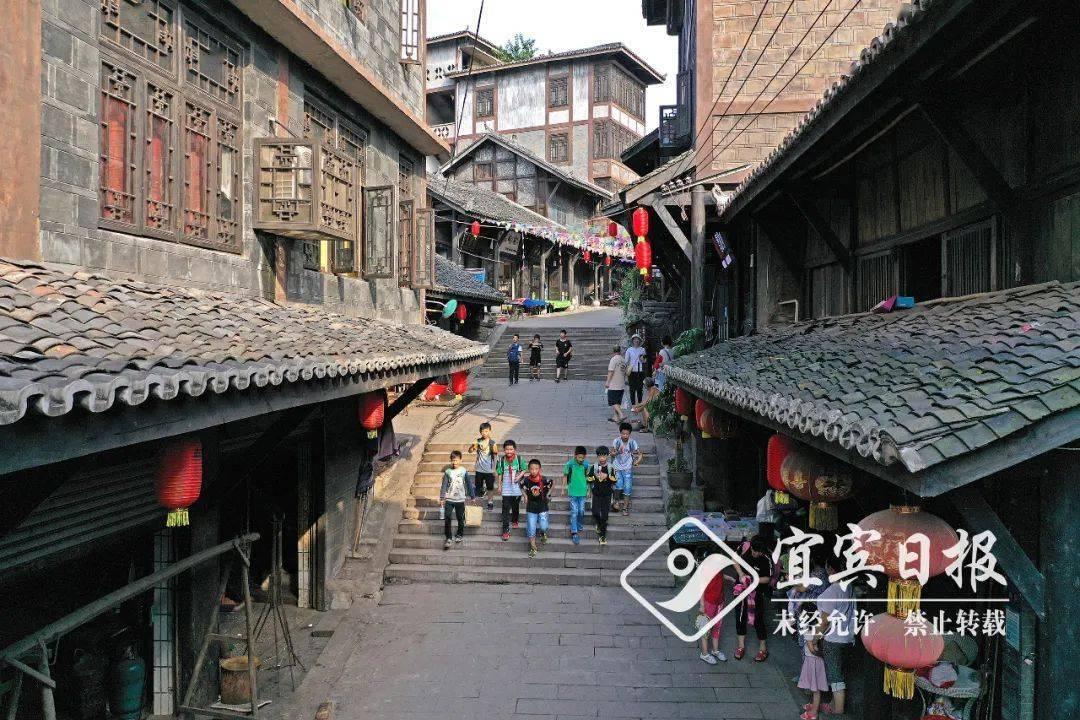 孩子在书店购买言情、盗墓类书籍，遭家长怒斥书店，怎样看待家长的做法？游戏画面